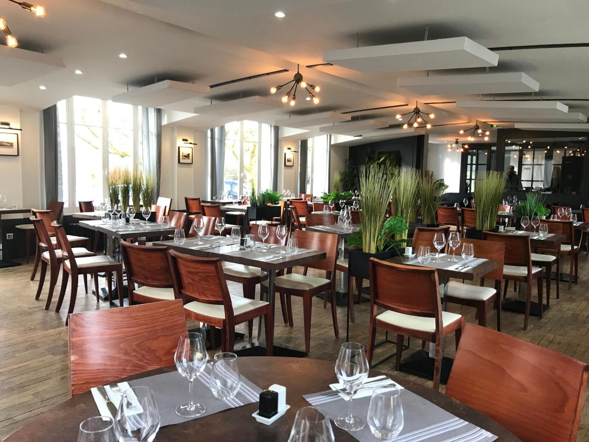 Logis Hotel & Restaurant - Les Bords De Seine La Roche-Guyon Exterior photo