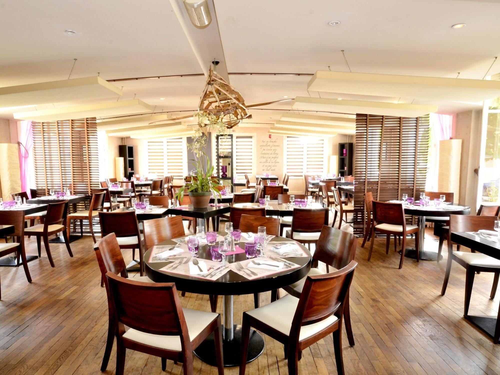 Logis Hotel & Restaurant - Les Bords De Seine La Roche-Guyon Exterior photo