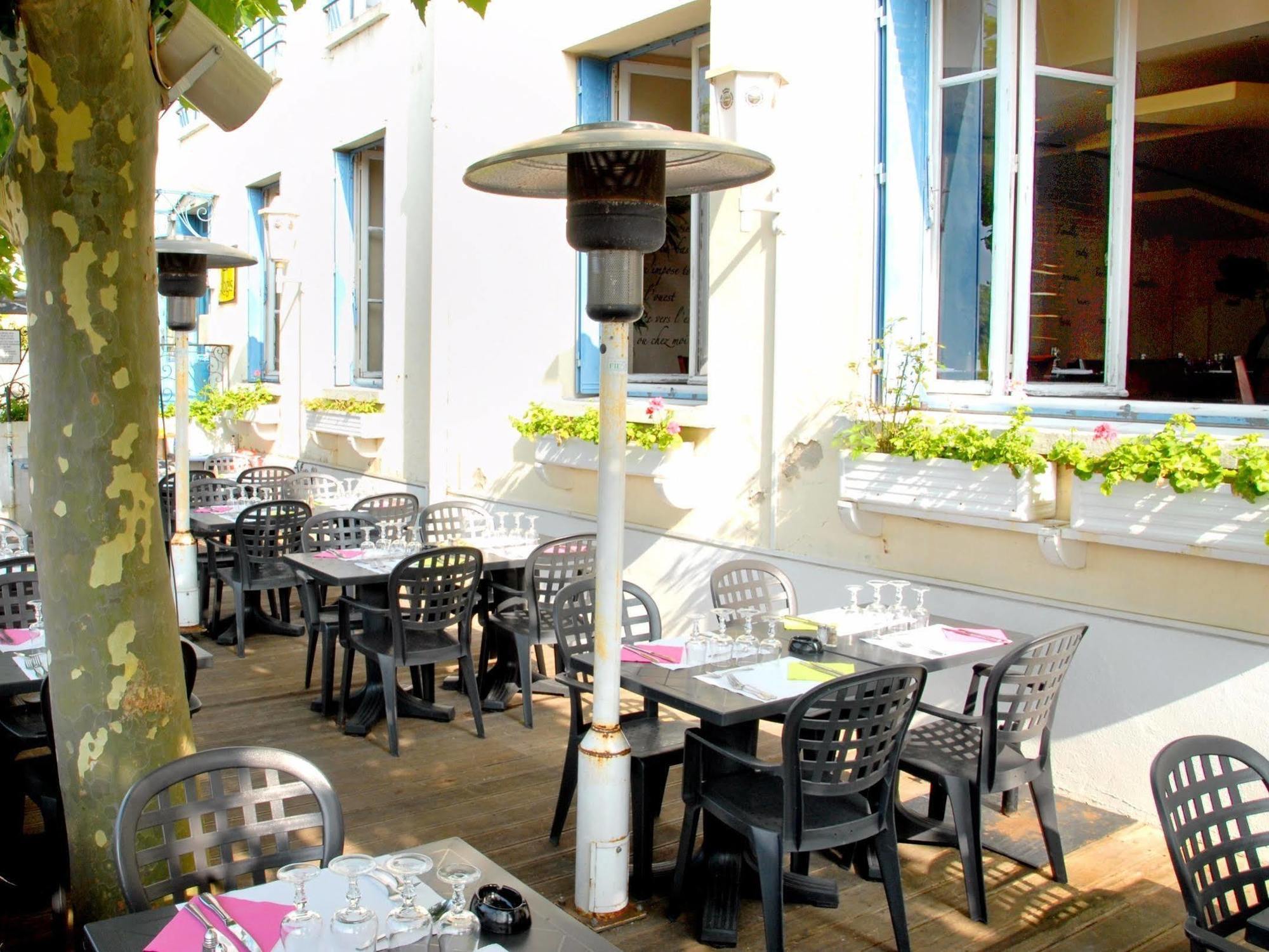 Logis Hotel & Restaurant - Les Bords De Seine La Roche-Guyon Exterior photo