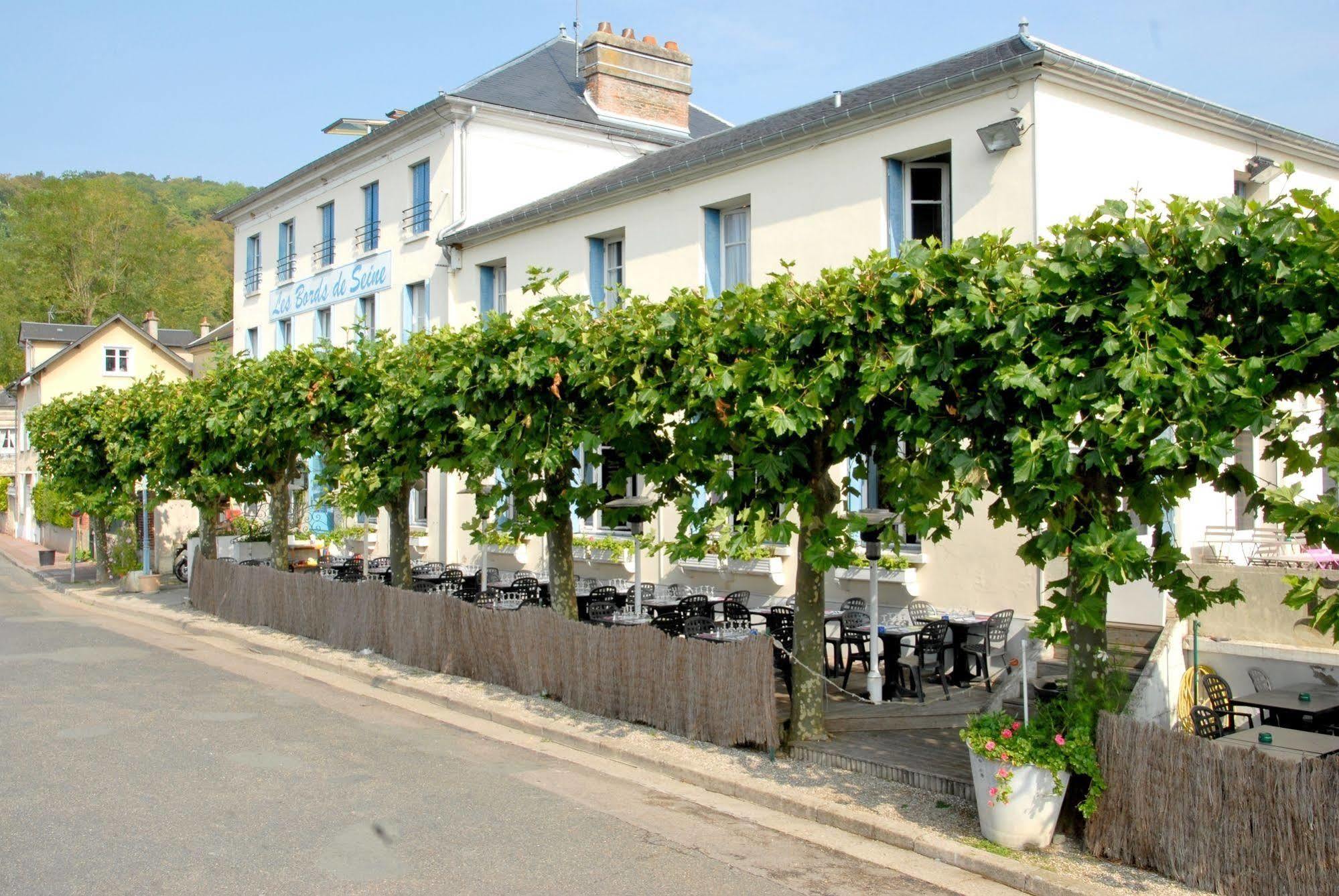Logis Hotel & Restaurant - Les Bords De Seine La Roche-Guyon Exterior photo